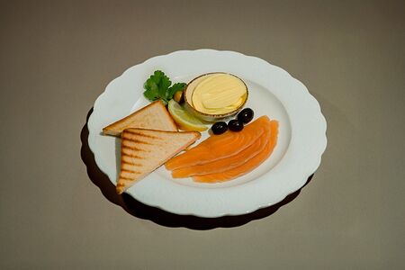 Слабосоленая семга с оливками, сливочным маслом и тостами