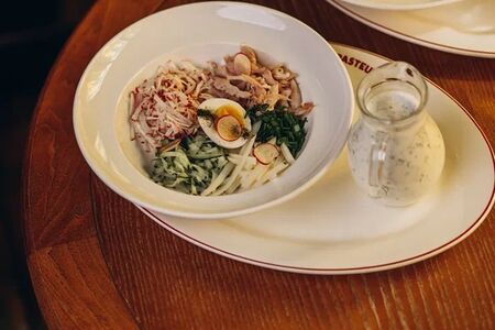 Окрошка с говяжьей грудинкой на кефире 