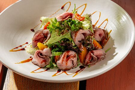 Салат с ростбифом и медово-горчичной заправкой