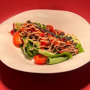 Салат с томленой говядиной