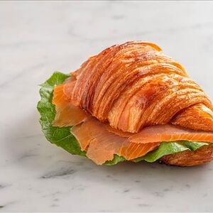 Круассан с лососем