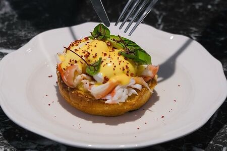 Бриошь, пашот, авокадо, краб