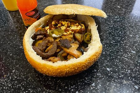 Баранина в булке с кунжутом