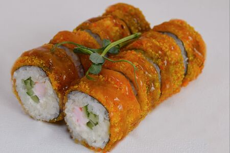 Жареный ролл с креветкой
