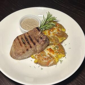 Говяжий язык-гриль с запеченным картофелем с сыром