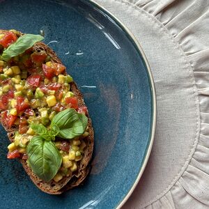 Брускетта со страчателлой и авокадо