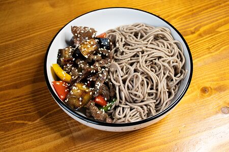 Говядина с баклажанами и лапшой