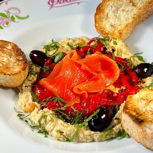 Хумус с лососем собственного посола