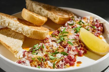 Тартар из телятины с пармезаном и трюфельным маслом