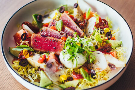 Салат со свежим тунцом и артишоками