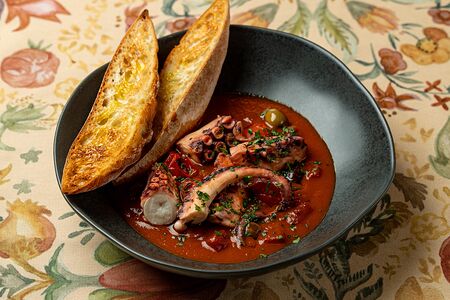 Осьминог в белом вине со сладкими томатами