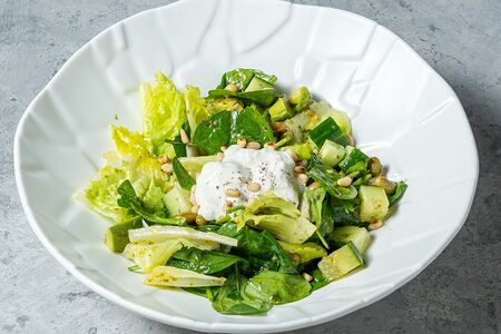 Зелёный салат с авокадо, страчателлой и соусом понзу