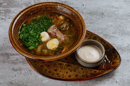 Борщ зелёный с говядиной и сметаной