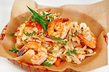Пад Тай с тигровыми креветками, овощами и арахисом