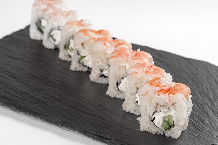 Ролл с тигровой креветкой