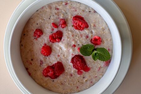 Каша овсяная, малина, мята