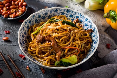 Лапша в соусе чили