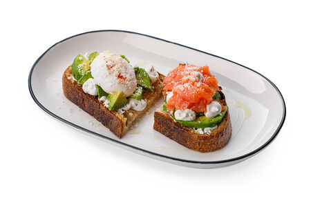 Тост с авокадо и лососем