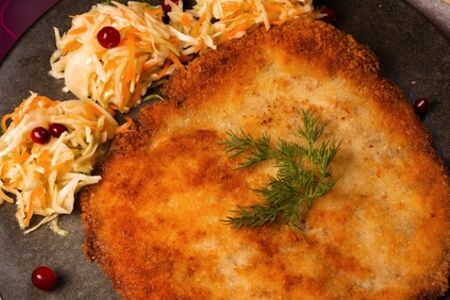 Куриный шницель с капустным салатом
