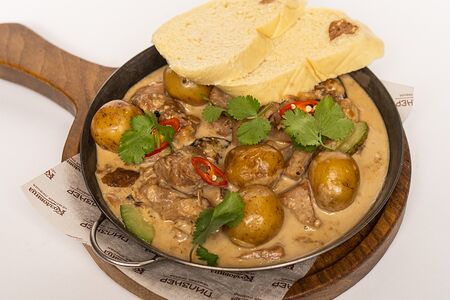 Бедро индейки с белыми грибами и кнедликами