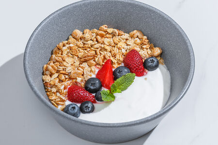 Йогурт с ягодами и гранолой