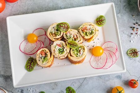 Омлетный ролл с филе лосося, микс салатов, творожным сыром и соусом Птер