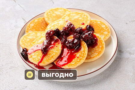 Большая порция панкейков с вишнёвым вареньем