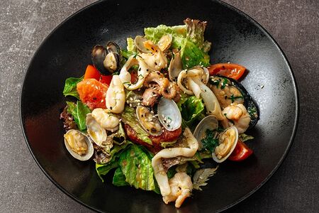 Листья салата с морепродуктами и цитрусами 