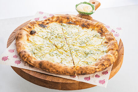 Пицца с грушей и пряной горгозоллой