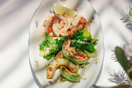 Креветки, кабачки, кунжутный соус 