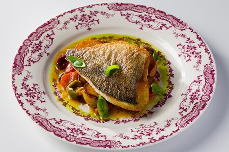 Филе дорадо с печеным картофелем и томатами