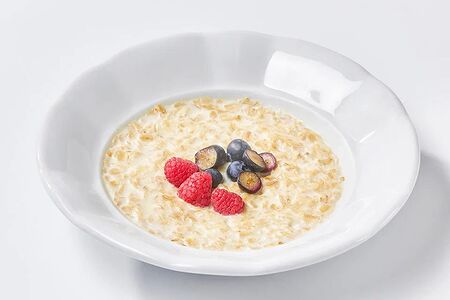 Каша геркулесовая на воде с ягодами