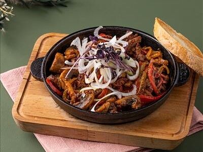 Горячая сковорода с говядиной