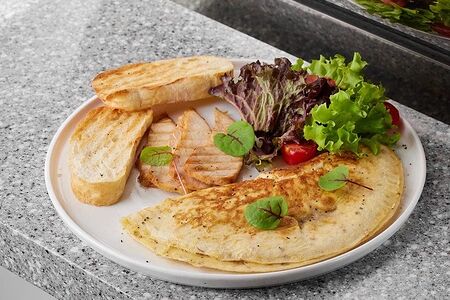 Омлет с курицей и грибным соусом