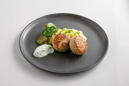 Котлеты из куриного бедра с картофельным пюре и дзадзики