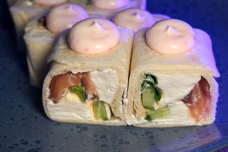 Тортилья с лососем и соусом Масаго