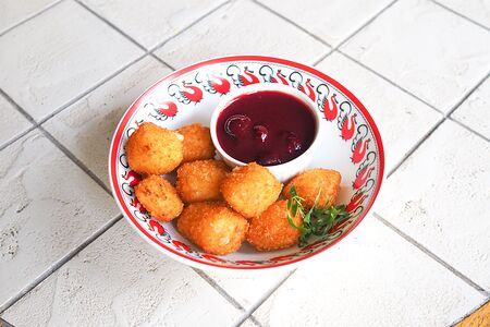 Жареный сулугуни с вишневым соусом