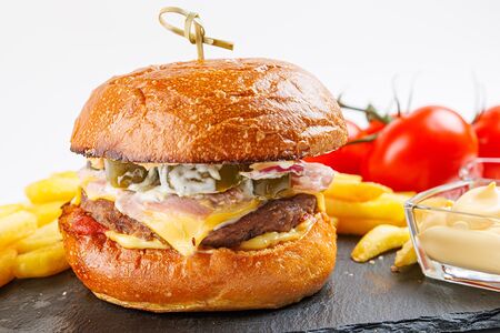 Биф Бургер с беконом и халапеньо