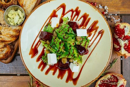 Салат с печеной свеклой и брынзой