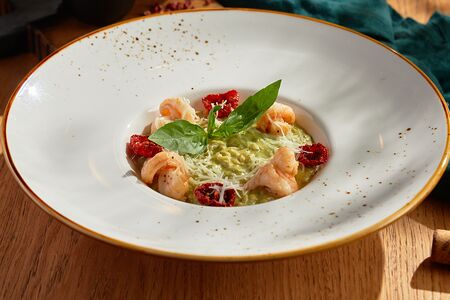 Ризотто с песто и тигровой креветкой