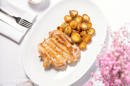 Бедро цыплёнка шрирача с картофелем мини