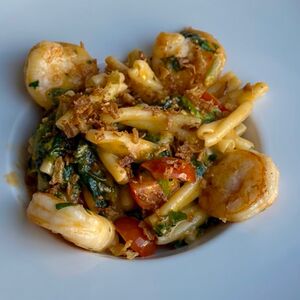 С креветками и соусом в вине