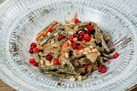 Салат с папоротником и говядиной