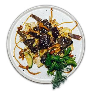 Теплый салат с говядиной