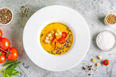 Крем-суп тыквенный с тигровыми креветками и сыром пармезан