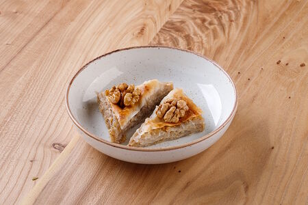 Пахлава домашняя с ванильным мороженым