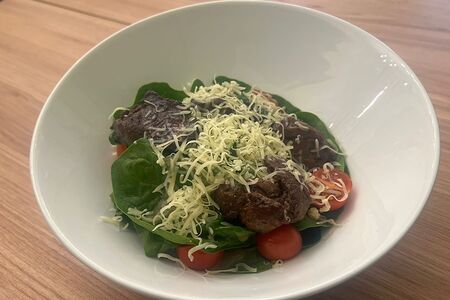 Салат из свежего шпината с куриной печенью