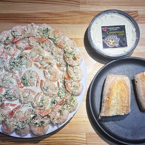 Креветки в сливочно-чесночном соусе с багетом