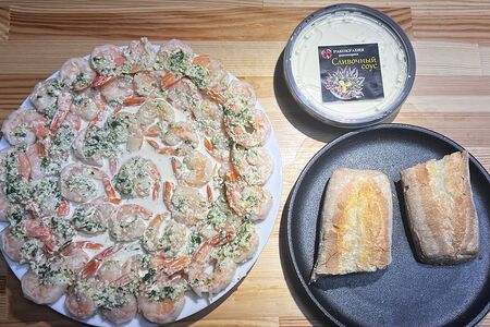 Креветки в сливочно-чесночном соусе с багетом