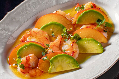 Теплые тигровые креветки с авокадо и персиком
